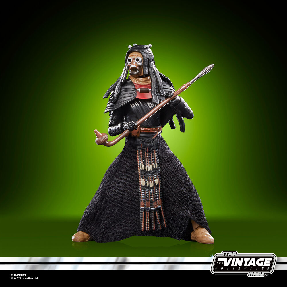 Gros plan sur les mains articulées tenant les accessoires du Tusken Warrior