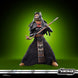 Gros plan sur les mains articulées tenant les accessoires du Tusken Warrior