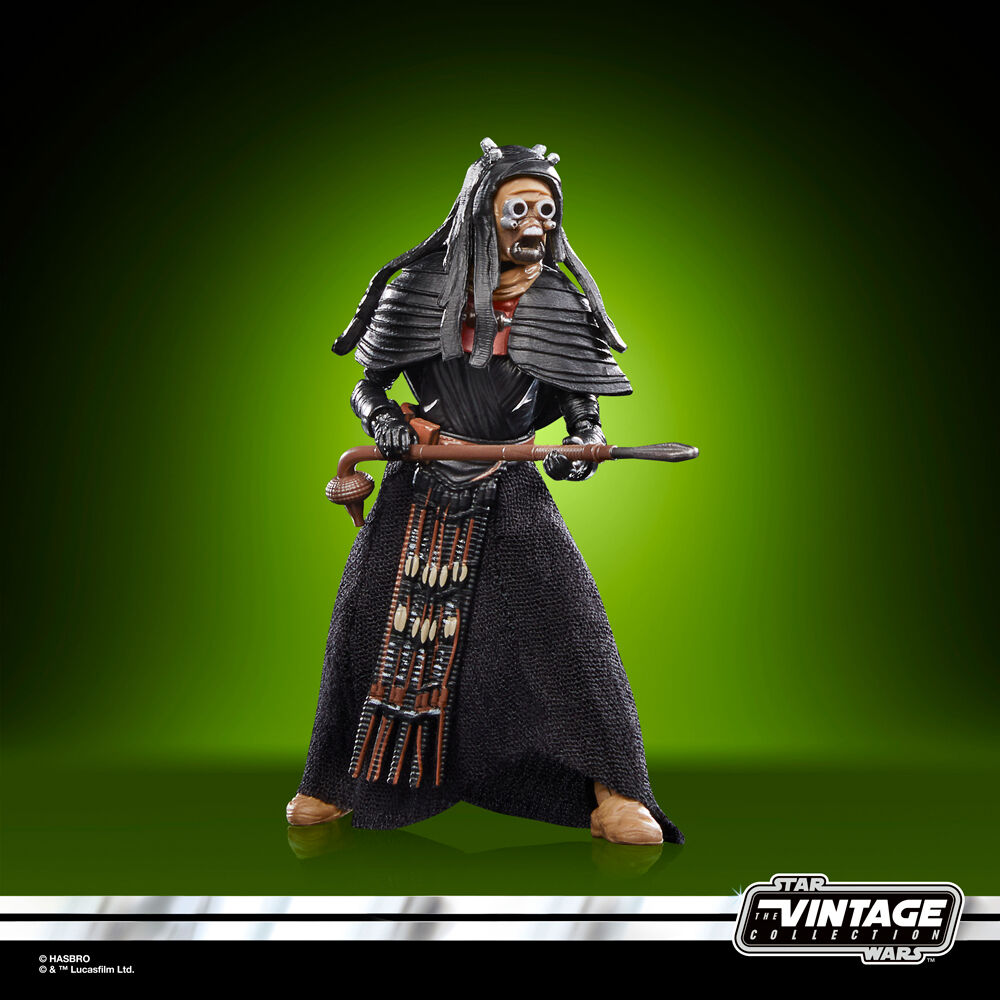 Image montrant la taille réelle de la figurine Tusken Warrior à côté d’un objet courant
