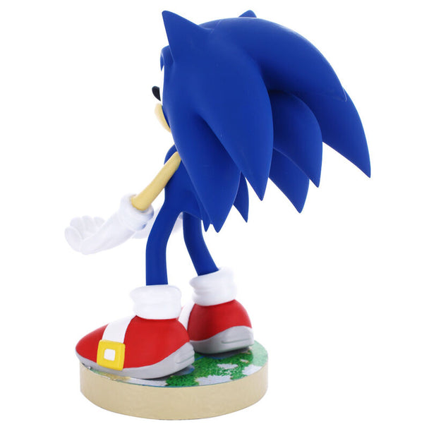 Vue rapprochée du support Sonic tenant une manette Xbox Series S avec câble de charge