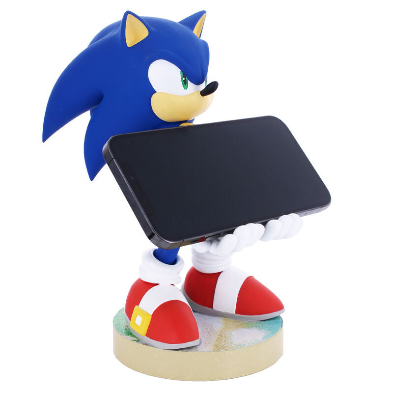 Support Sonic installé sur un bureau gaming avec plusieurs manettes et accessoires