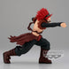Gros plan sur le visage expressif de la figurine Red Riot, mettant en valeur son sourire confiant