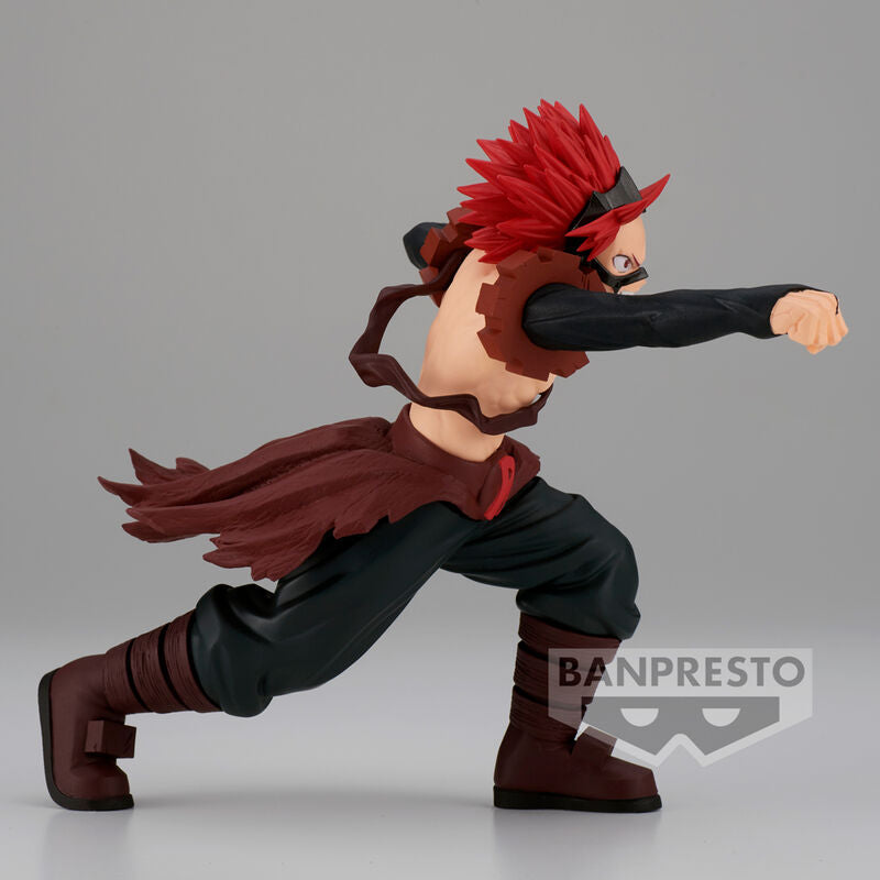 Gros plan sur le visage expressif de la figurine Red Riot, mettant en valeur son sourire confiant