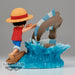 Image de la figurine BANPRESTO One Piece Luffy vs Local Sea sur fond neutre, hauteur 7cm