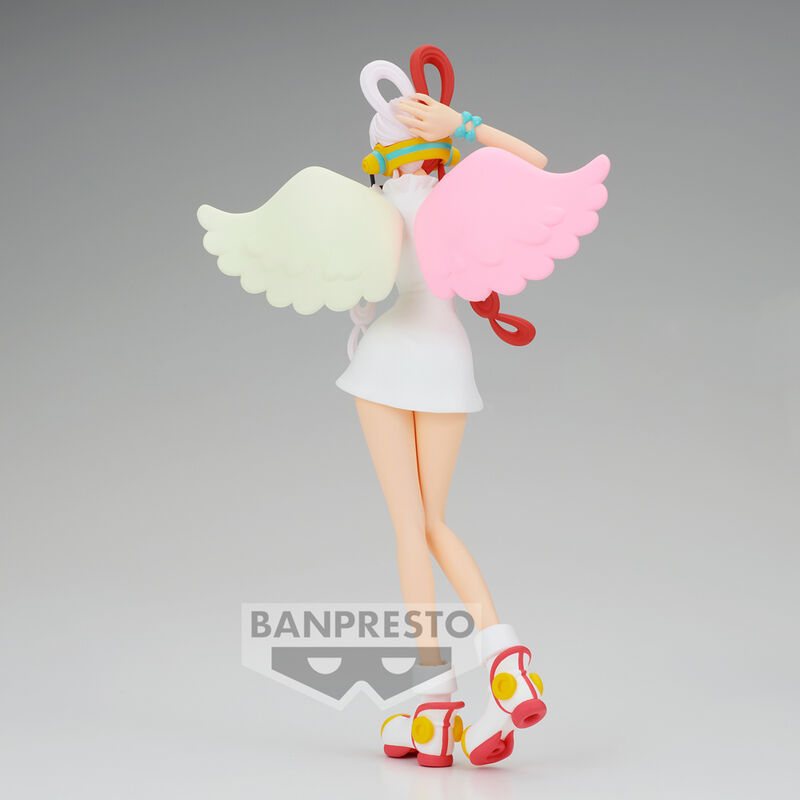 Figurine Uta One Piece posée sur socle, mettant en valeur la finition et la qualité du produit