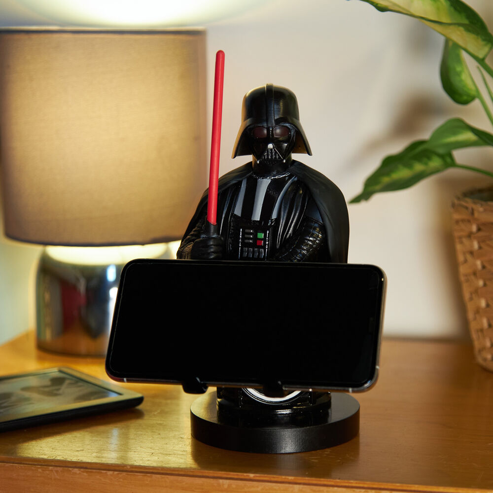 Support Cable Guy en gros plan sur les détails de la figurine Darth Vader