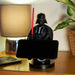 Support Cable Guy en gros plan sur les détails de la figurine Darth Vader