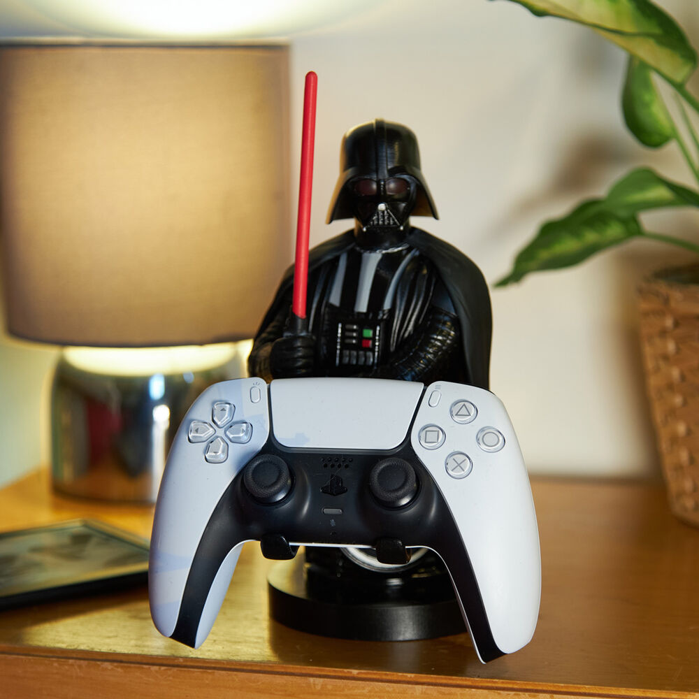 Support Cable Guy avec manette Xbox One posée dessus