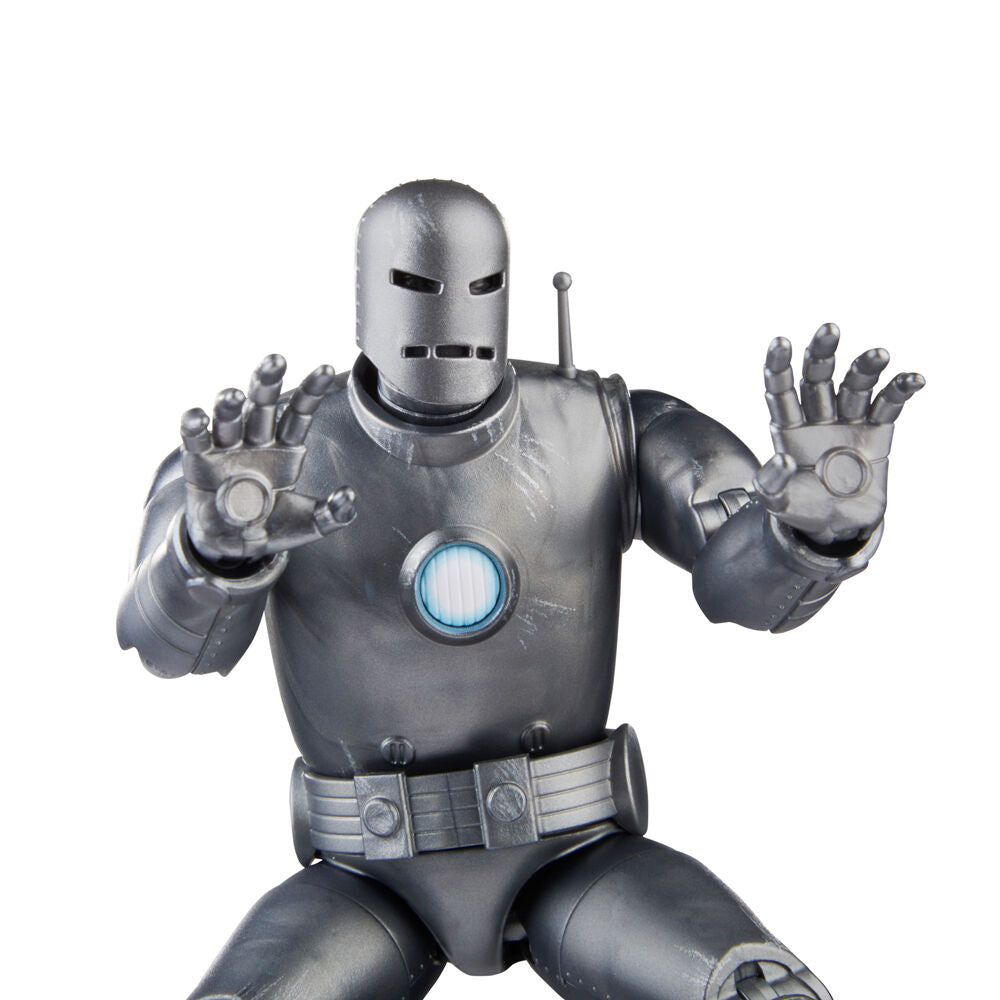 Comparaison de taille de la figurine Iron Man 15cm avec une main pour échelle