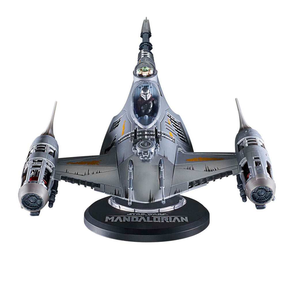Vue rapprochée des détails du casque et de l’armure du Mandalorian sur la figurine
