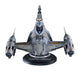 Vue rapprochée des détails du casque et de l’armure du Mandalorian sur la figurine