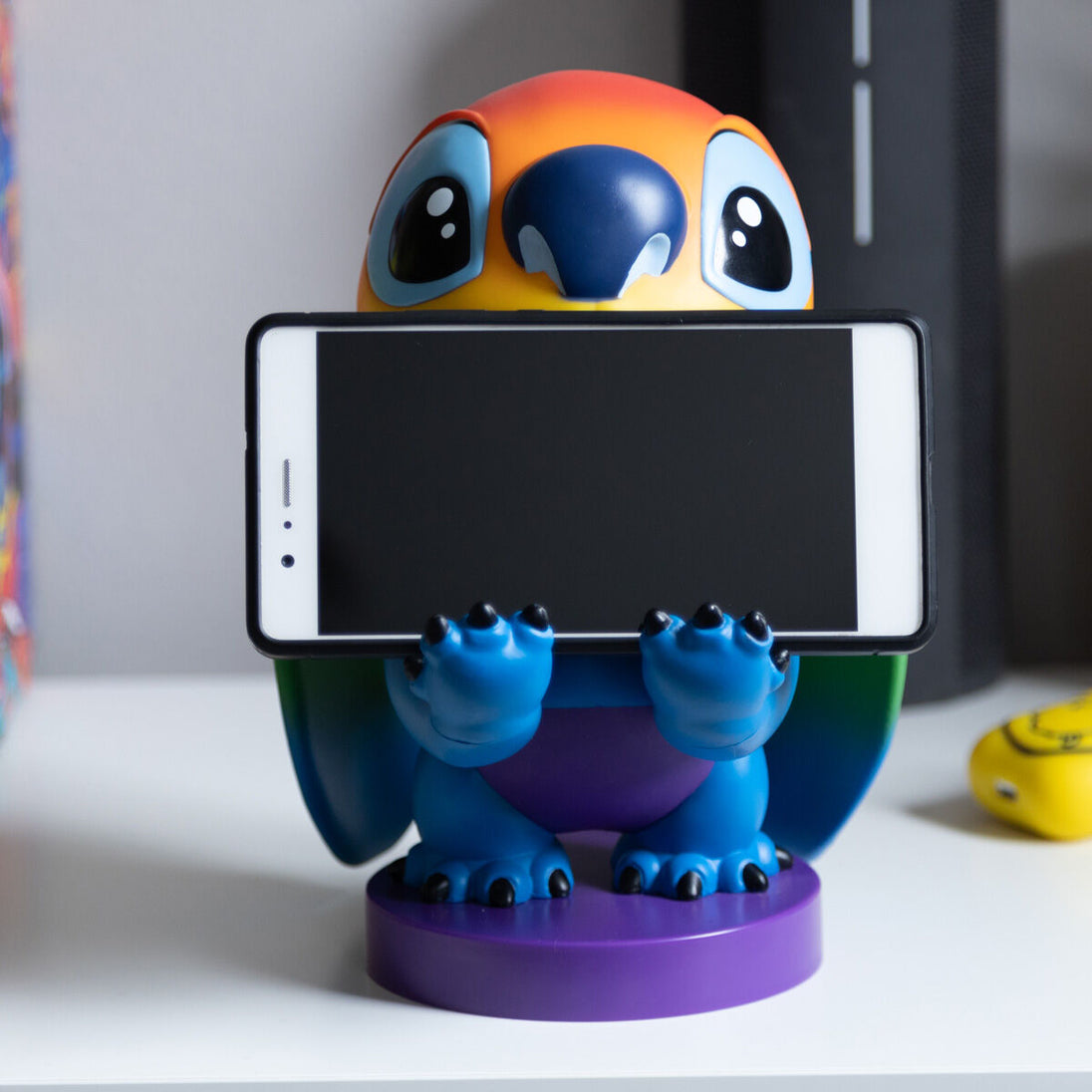Support Cable Guy Stitch avec un fond coloré mettant en valeur ses couleurs vives