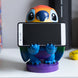 Support Cable Guy Stitch avec un fond coloré mettant en valeur ses couleurs vives