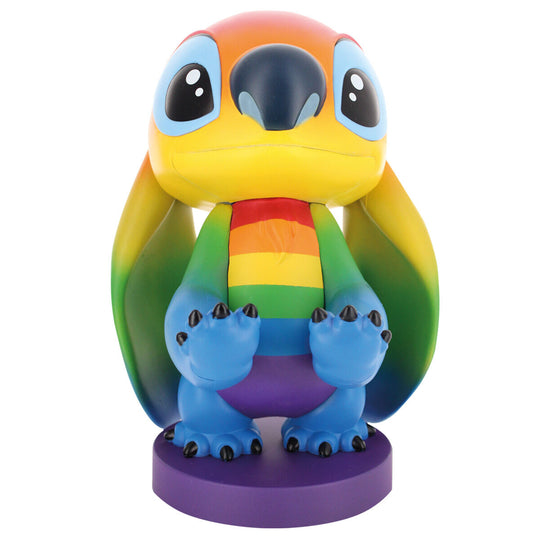 Vue de face du support Cable Guy Stitch Rainbow de 20cm tenant une manette de jeu