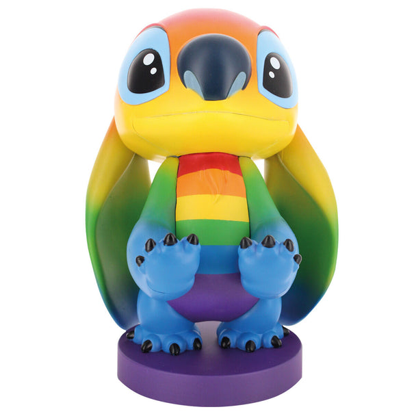 Vue de face du support Cable Guy Stitch Rainbow de 20cm tenant une manette de jeu