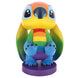 Vue de face du support Cable Guy Stitch Rainbow de 20cm tenant une manette de jeu