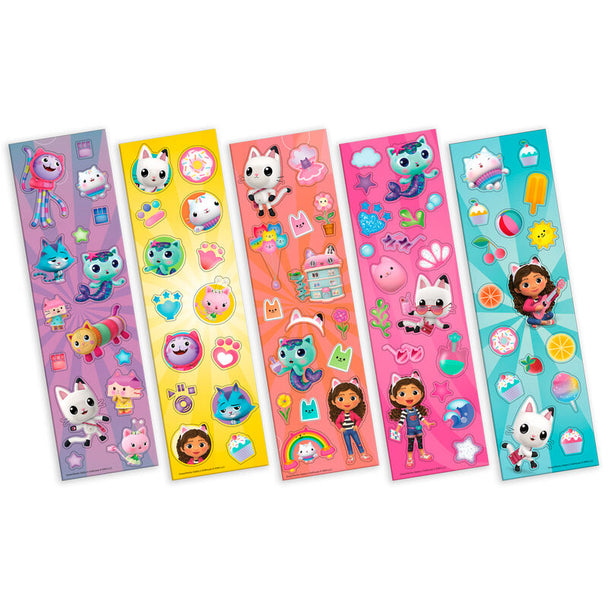 Plan rapproché des stickers Gabbys Dollhouse montrant les personnages et motifs ludiques sur fond blanc