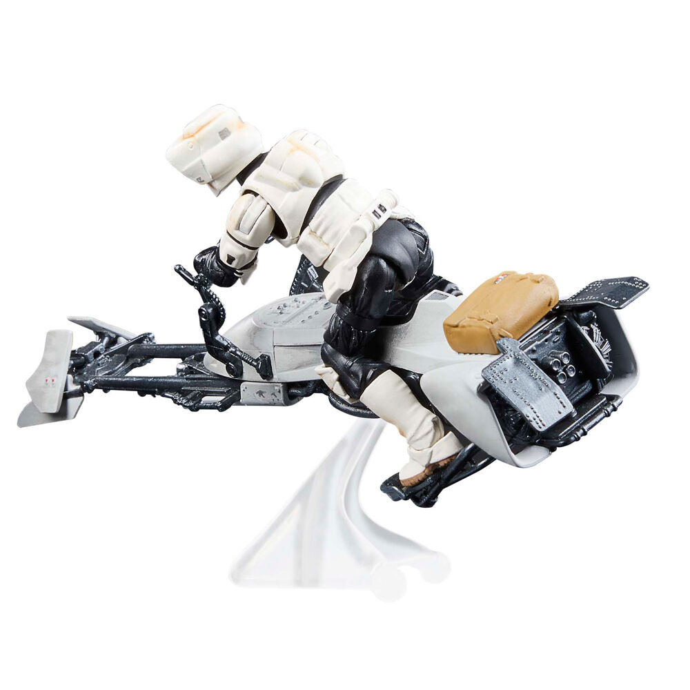 Grogu tenant son bâton posé à côté du Scout Trooper sur le véhicule Speeder Bike