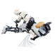 Grogu tenant son bâton posé à côté du Scout Trooper sur le véhicule Speeder Bike