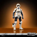 Image rapprochée du visage du Scout Trooper avec casque blanc brillant