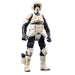 Grogu regardant vers l’avant, positionné sur le Speeder Bike avec le Scout Trooper