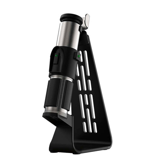 Présentation du sabre laser Yoda sur son socle d'exposition inclus