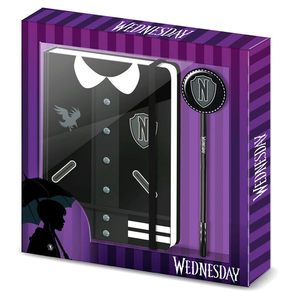 Set cahier et stylo Wednesday Varsity de KARACTERMANIA avec couverture stylisée et design moderne, dimensions 23,2x22,4x2,2 cm.