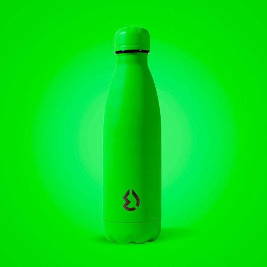 Présentation de la bouteille Water Revolution posée sur un bureau, illustrant son usage quotidien