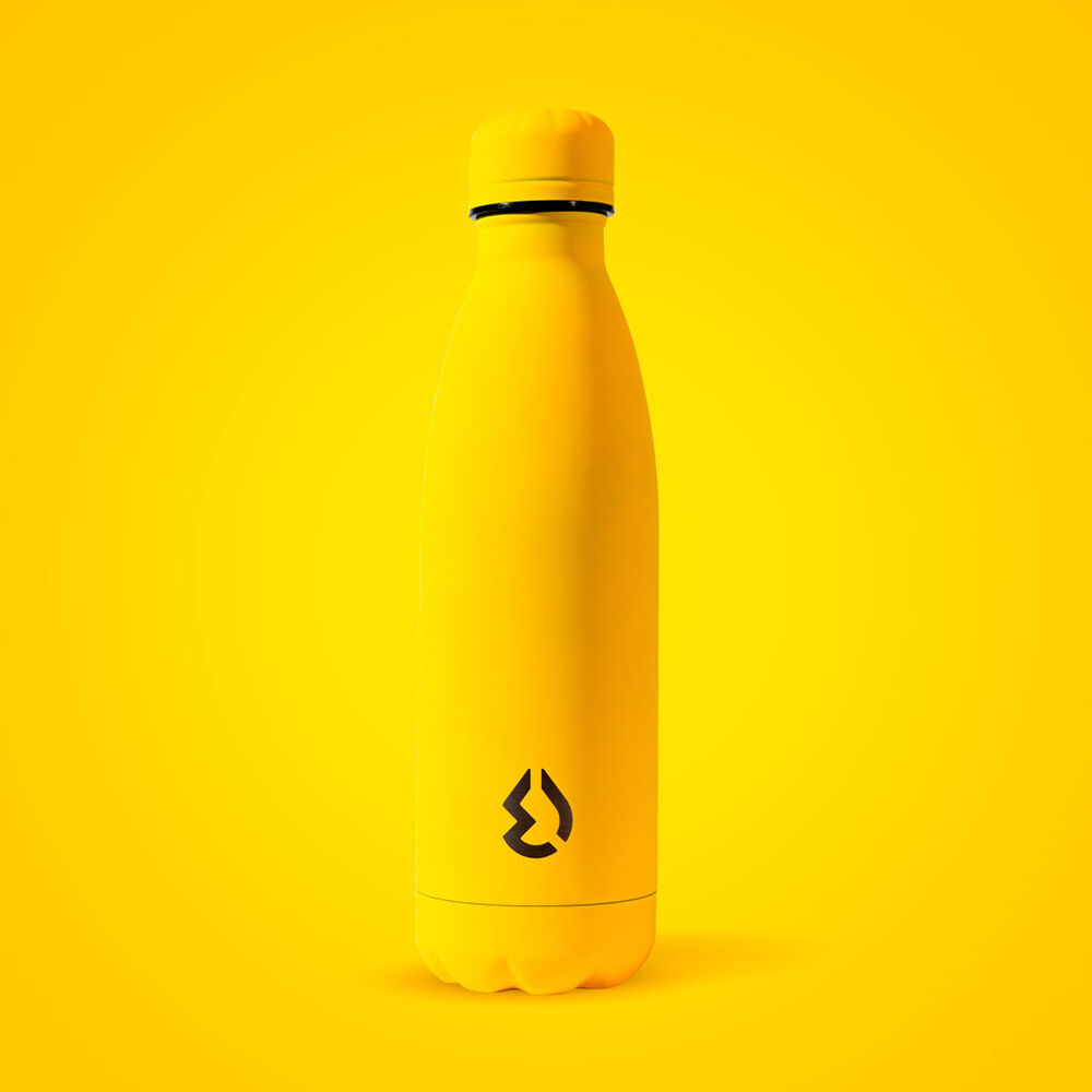 Présentation de la gourde Water Revolution Fluor Yellow posée sur une surface extérieure, idéale pour les activités outdoor