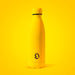 Présentation de la gourde Water Revolution Fluor Yellow posée sur une surface extérieure, idéale pour les activités outdoor