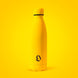 Présentation de la gourde Water Revolution Fluor Yellow posée sur une surface extérieure, idéale pour les activités outdoor