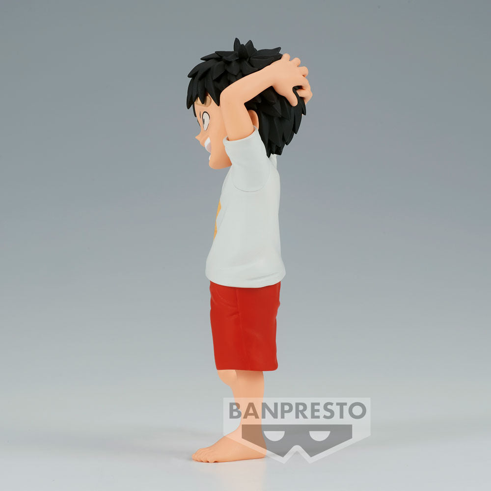 Figurine Monkey D Luffy posée avec son chapeau de paille emblématique, vue latérale