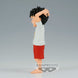 Figurine Monkey D Luffy posée avec son chapeau de paille emblématique, vue latérale