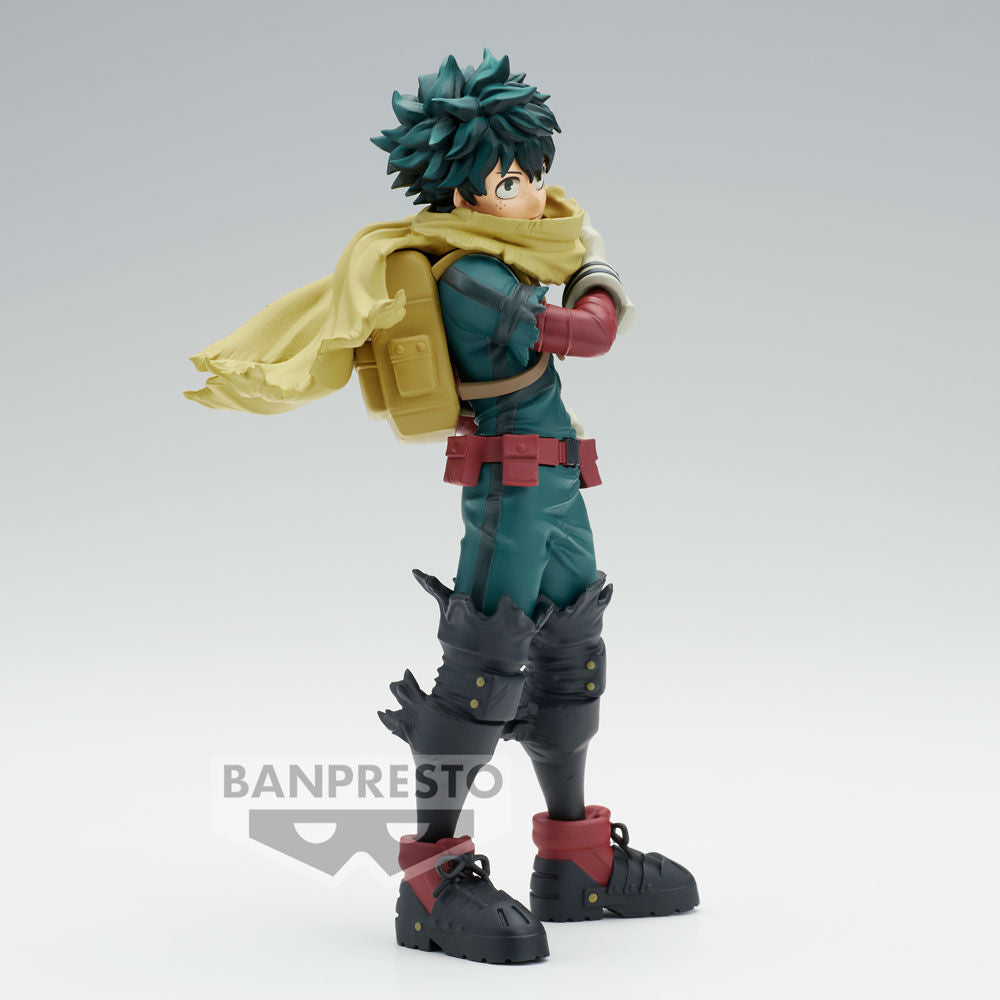 Profil latéral de la figurine Izuku Midoriya montrant les finitions précises et la posture héroïque