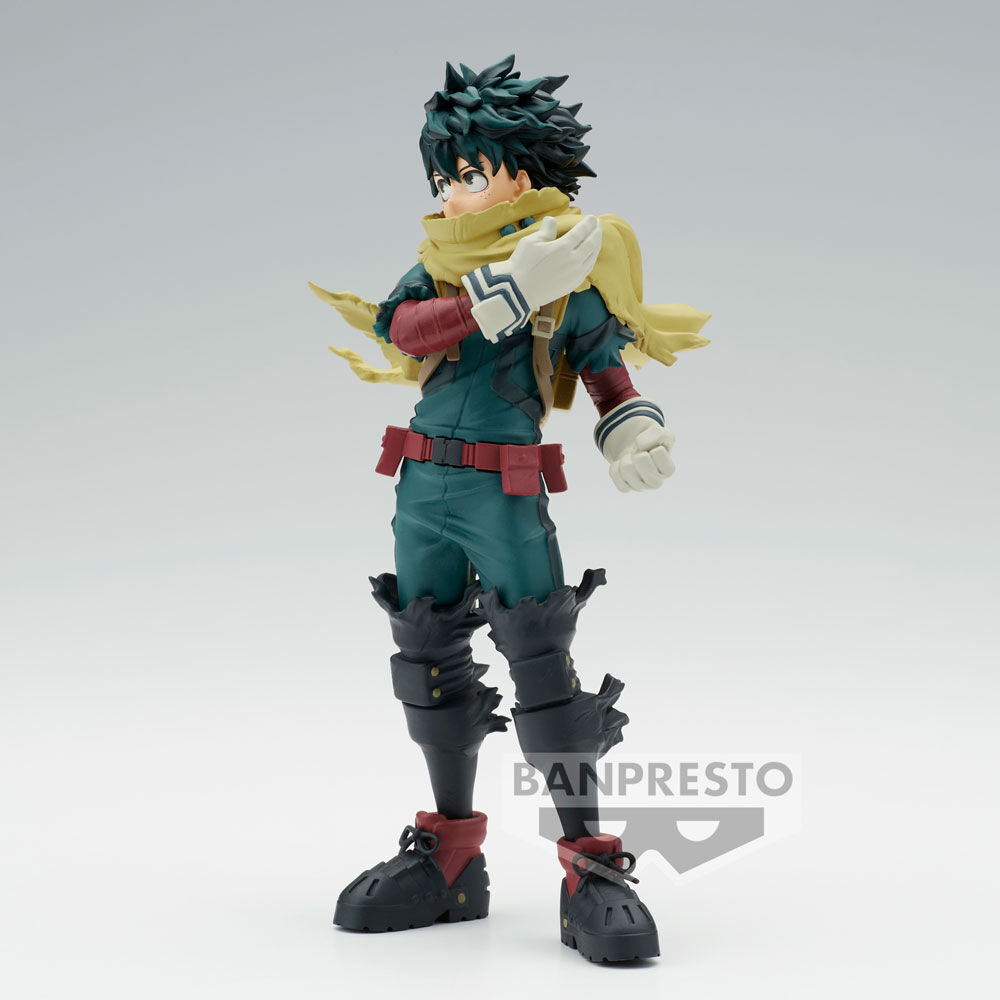 Zoom sur le visage expressif de la figurine Izuku Midoriya, capturant son regard déterminé