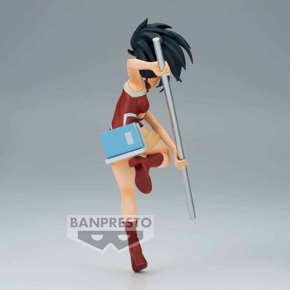 Présentation complète de la figurine Momo Yaoyorozu avec socle stable