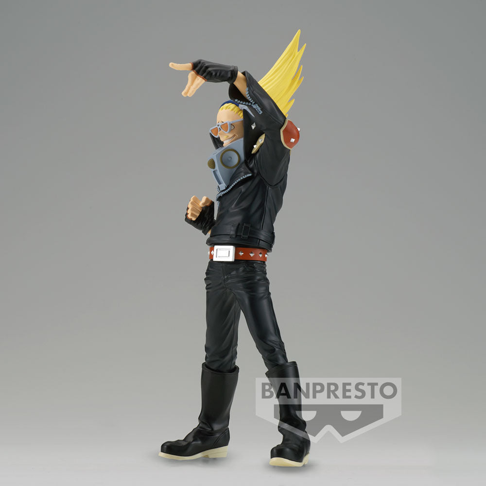 Gros plan sur le visage expressif de la figurine Present Mic, capturant son énergie unique