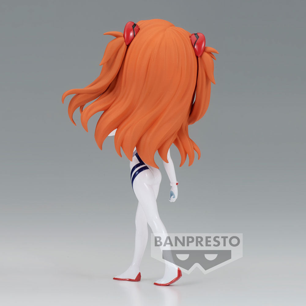 Détail du Plugsuit rouge de la figurine Asuka Langley, mettant en valeur les textures et motifs