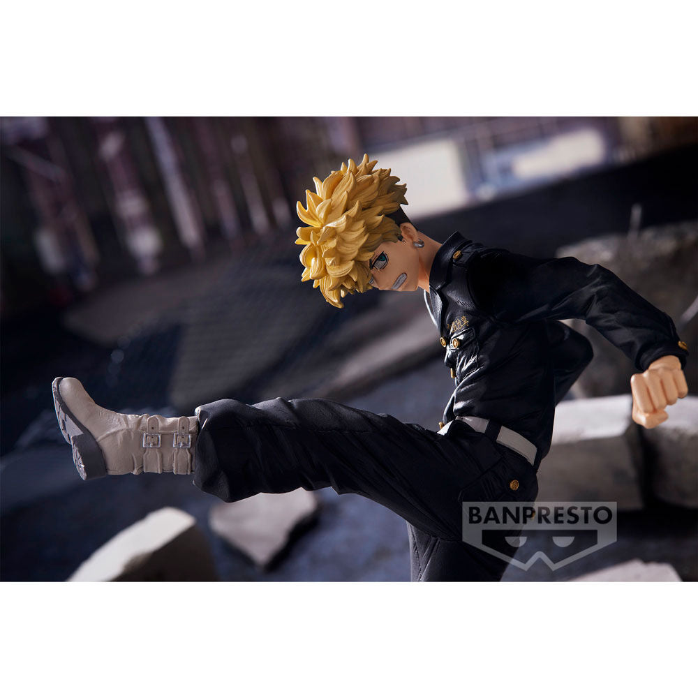 Angle dynamique mettant en valeur la posture de combat de la figurine Chifuyu Matsuno