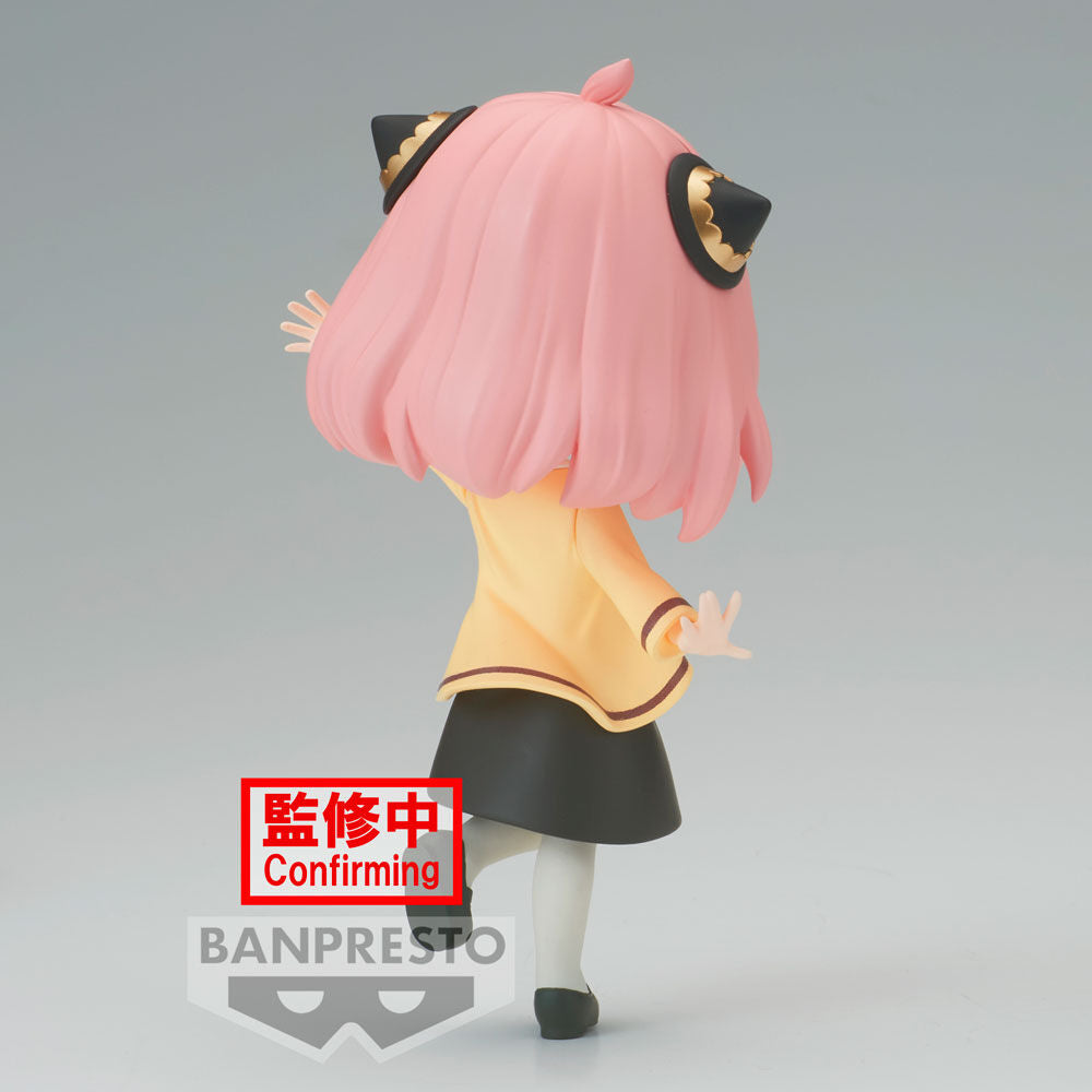 Figurine Anya Forger Q Posket de profil montrant sa posture dynamique et ses vêtements soignés