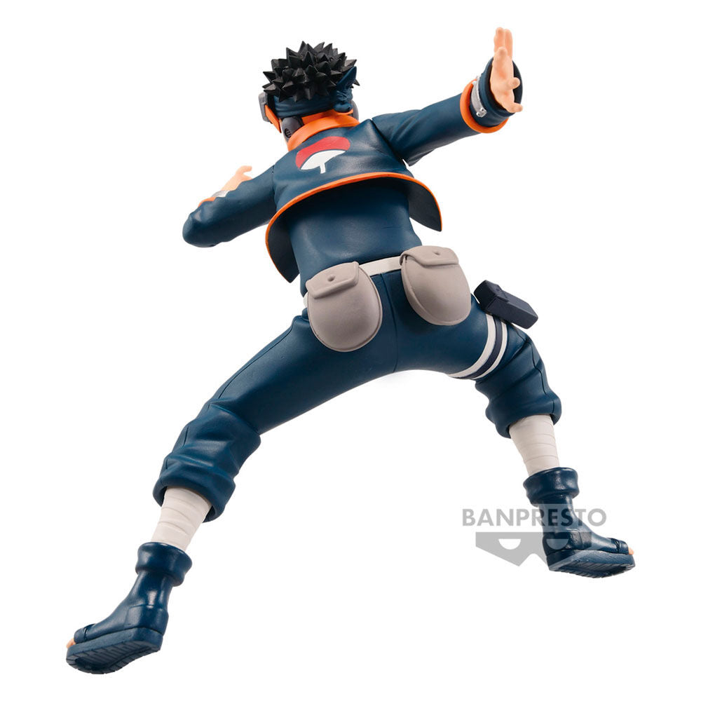 Figurine Obito Uchiha posée sur socle avec arrière-plan neutre