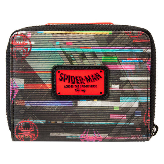 Zoom sur les détails appliqués et imprimés du portefeuille Spiderman Marvel
