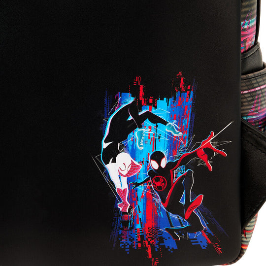 Sac à dos Loungefly Marvel posé sur une surface blanche mettant en valeur sa taille compacte
