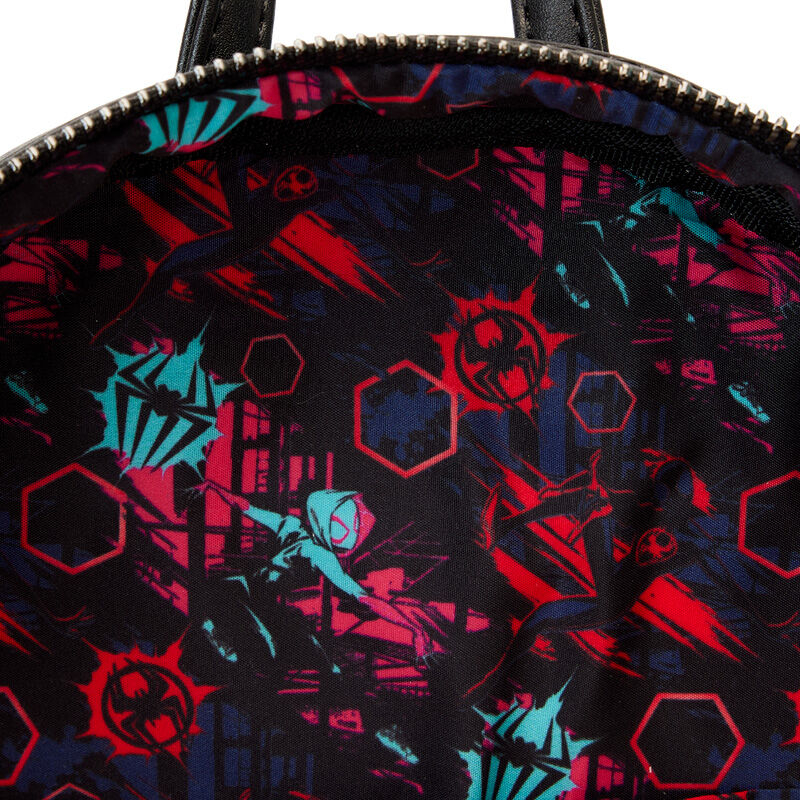 Image du sac à dos Spiderman Across the Spider-Verse avec éclairage mettant en avant les détails imprimés
