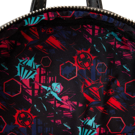 Image du sac à dos Spiderman Across the Spider-Verse avec éclairage mettant en avant les détails imprimés