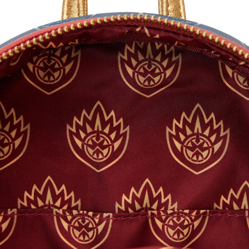 Zoom sur les ornements embossés et imprimés du sac à dos Loungefly Guardians of the Galaxy 3
