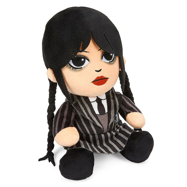 Zoom sur la peluche Wednesday NECA de 20cm, mettant en avant sa texture douce et ses finitions de haute qualité.