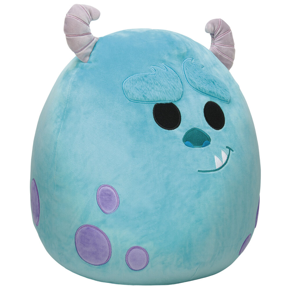 Détail des textures douces et moelleuses de la peluche Sulley Squishmallows