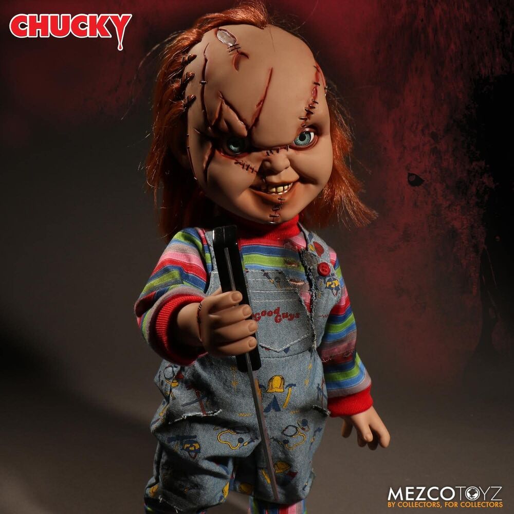 Figurine Chucky posée sur un support avec éclairage mettant en valeur les couleurs