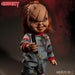 Figurine Chucky posée sur un support avec éclairage mettant en valeur les couleurs